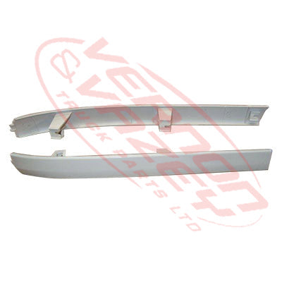 3787094-94 - HEADLAMP - MOULDING - R/H - LOWER - MITSUBISHI FM615/FK516 2000-